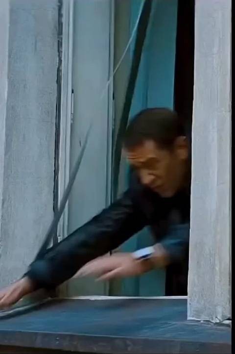 正好来了辆货车 缓冲跳下去 碟中谍