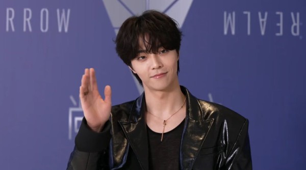 陈立农亮相时尚之夜红毯，黑背心皮西装造型帅气