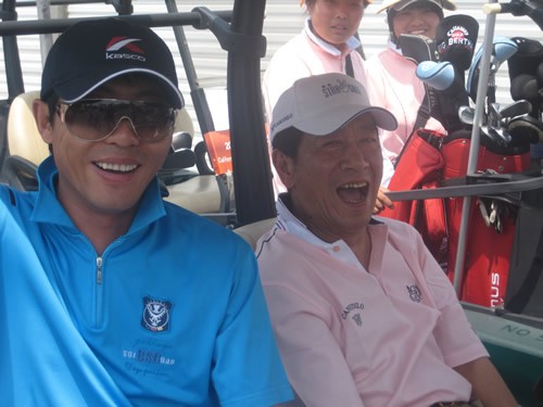 明星高尔夫球赛 黑龙王奎荣欢喜配对乐开怀