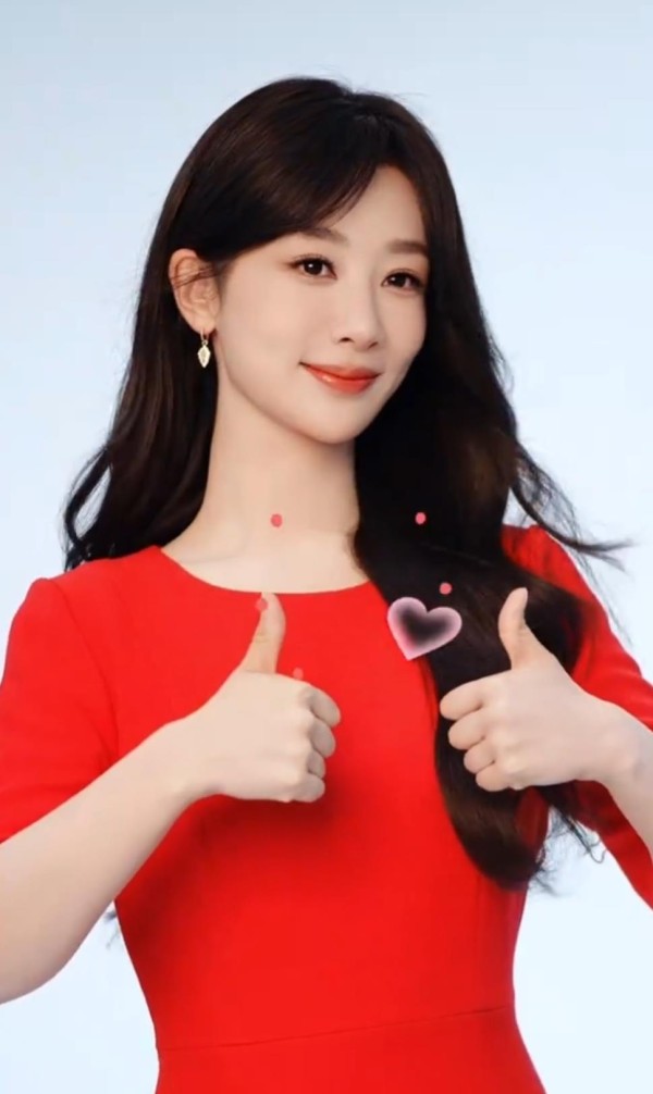 杨紫新年拍摄物料来袭！从被嘲土气到Valentino代言人，她的逆袭剧本比《家有儿女》还精彩