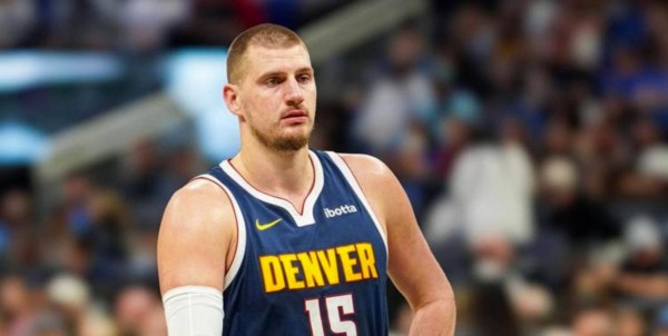 约老师膝盖伤势恢复超预期，提前复出说明身体状态良好，有点五花肉反而有助快速恢复，告诉你没事不要乱减肥保健康