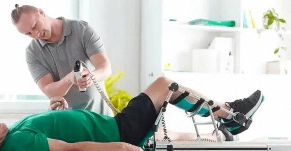 时隔一周终于看到头哥了，在北京队训练场上体能教练陪伴身边做康复训练，状态明显回升令人欣慰