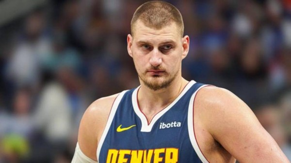 约老师膝伤恢复快提前复出说明身体有底气，没事别乱减肥有点五花肉反而恢复更快，职业选手的健康秘密远比你想的实在