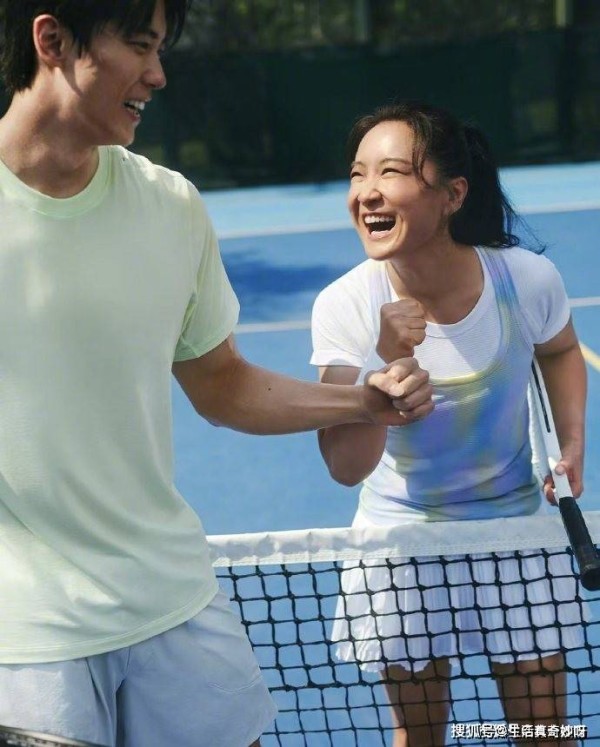 43岁贾玲近况揭晓，与汪顺打网球，身材苗条未现复胖