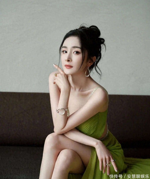 直播吃面被劝停！杨幂挑点式进食背后，是自律更是身不由己