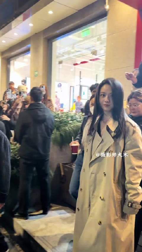 上海偶遇46岁汤唯穿风衣气质绝佳