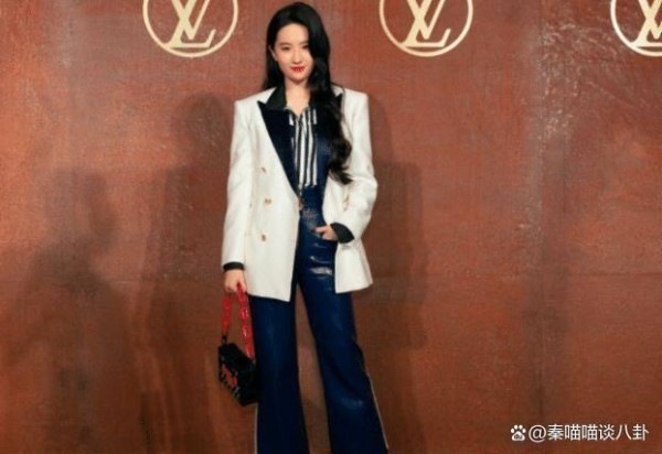 LV内场，刘亦菲戴口罩挡不住明星味，热巴再现大佬坐姿，长腿抢镜