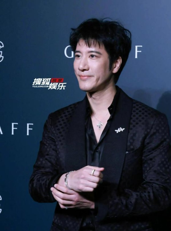 孙俪优雅亮相引热议，王力宏、杨紫琼等星光同台，这场时尚盛宴谁最？