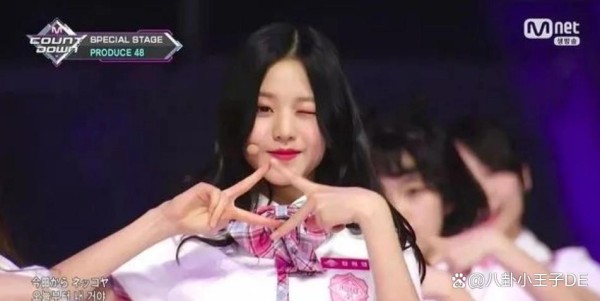 首尔时尚盛典：张元英化身“甜雪精灵”燃爆时尚宇宙