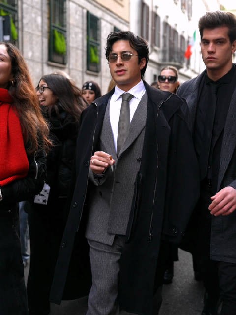 妈呀~~巅峰对决男星哈德森威廉姆斯亮相米兰男装周叼烟街拍慢镜头！