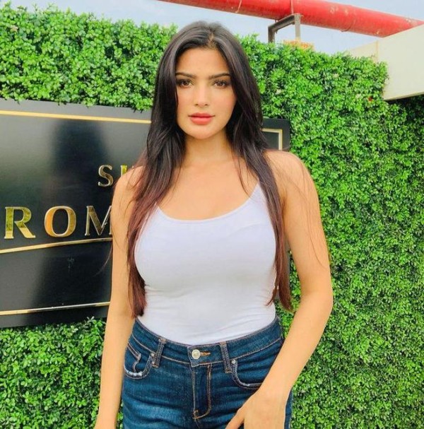 36岁的印度美女，拥有演员跟模特的双重身份，自称是一位健身狂