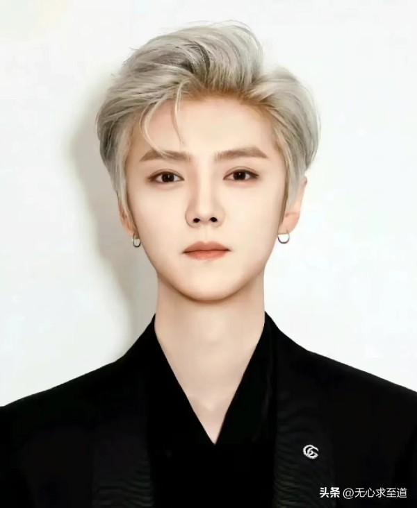 小帅观娱圈：关晓彤与鹿晗都是娱乐圈备受关注的明星，成长经历各有特点。