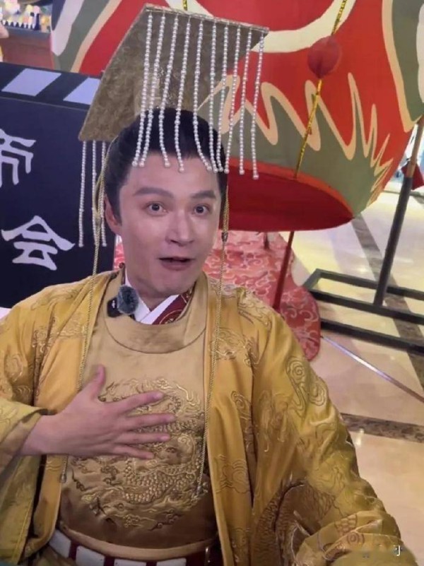 郑国霖谈景区打工：过气明星缺钱，当“皇帝专业户”褪去光环，谁来定义职业尊严？