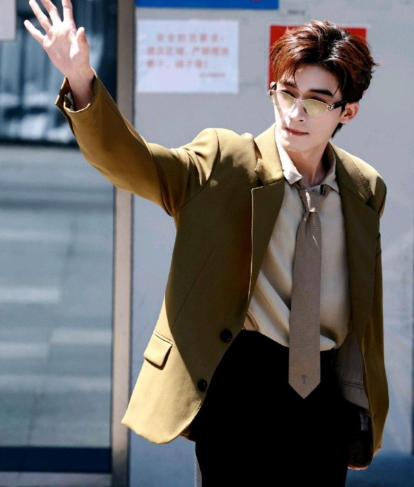 白鹿王星越又同框了！四搭搭档上综艺，把上班路走成偶像剧