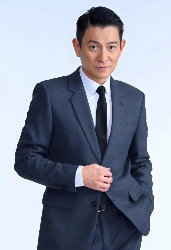 娱乐圈明星参与公益慈善捐款活动,积极承担社会责任,回报社会