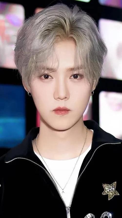 英明果断扑克5：鹿晗的家世背景终于被扒明白了！

原来“京城鹿少”这个称号真的不是凭空而来——他父亲鹿兆许是总后勤部基建营房部环科局原副局长，大校军衔的履历直接让吃瓜群众跪服。

难怪从EXO时期到现在整整十年，各大狗仔队连他青少年时期的模糊照片都扒不出，这才是真正把“反侦察技能”刻进DNA的星二代吧？

全网福尔摩斯们这次可算踢到铁板了！

网友深扒三年才找到一张鹿妈妈二十年前的侧影照，像素堪比...