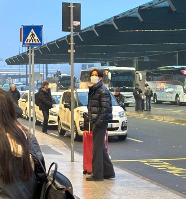 钟汉良带妻子现身米兰时装周，51岁钟汉良身材依旧有少年感，隐婚10年的妻子出镜，两人同行零互动引热议