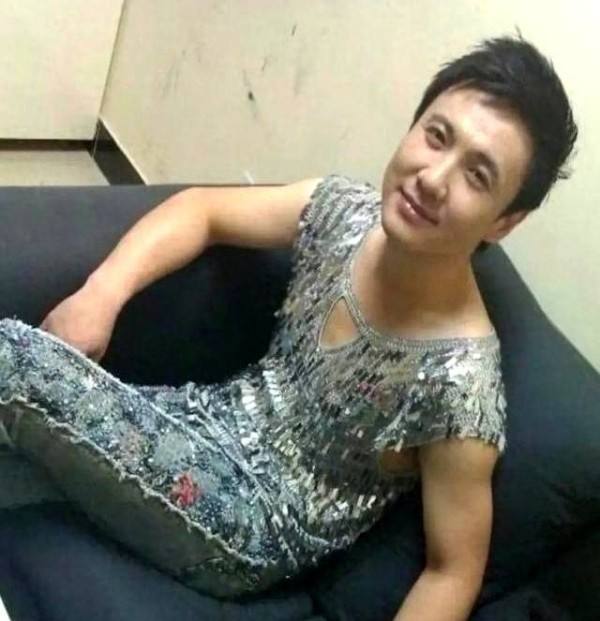 演员沈腾QQ空间被盗？大量早期照片曝光！官方回应：鹅什么也不知道，反正腾哥的身材很曼妙