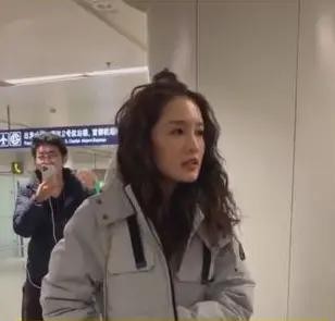 不是每一个明星都耍大牌，刚下飞机的李沁，“不友好”背后的原因