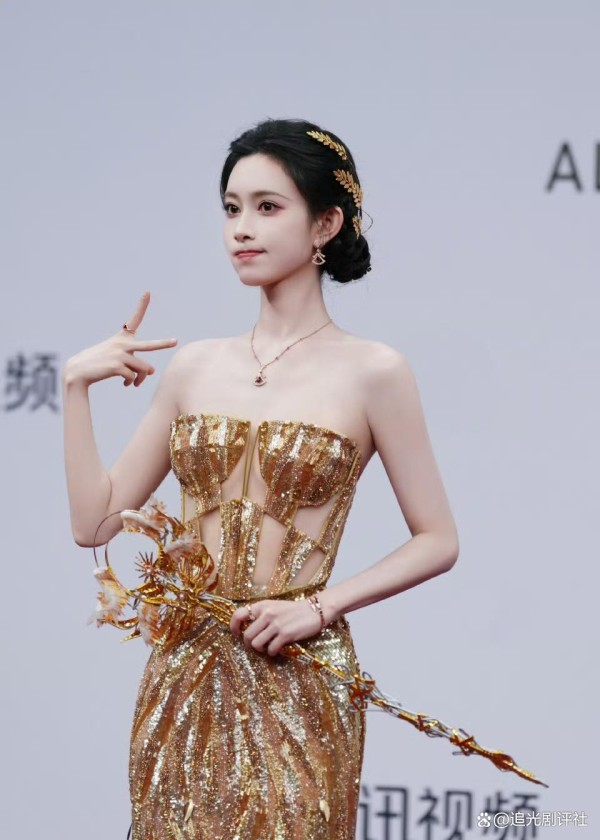 星光大赏红毯杀疯了！孟子义鎏金高定+檀健次神图，内娱审美回春