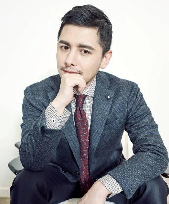 嘲过很多明星穿搭的时尚博主gogoboi，走红毯造型被大众群嘲了