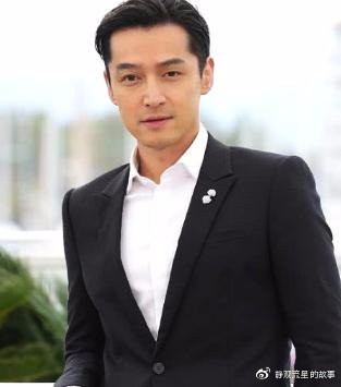 胡歌应粉丝要求发自拍，吃冰激凌香肠嘴卖萌