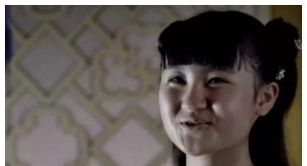 还记得成龙春晚抱的女孩吗？与颖宝搭戏被“嫌丑”