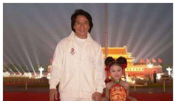 还记得成龙春晚抱的女孩吗？与颖宝搭戏被“嫌丑”