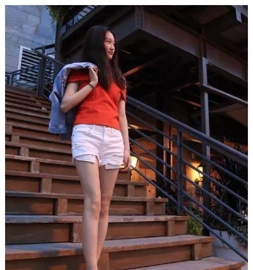 还记得成龙春晚抱的女孩吗？与颖宝搭戏被“嫌丑”