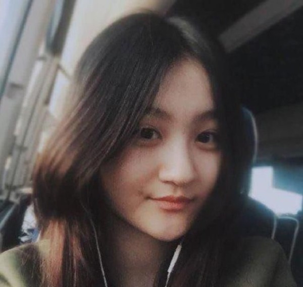 还记得成龙春晚抱的女孩吗？与颖宝搭戏被“嫌丑”