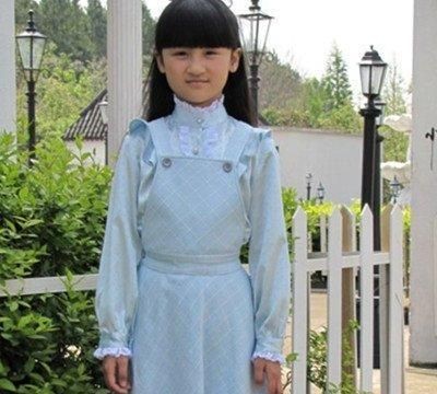 还记得成龙春晚抱的女孩吗？与颖宝搭戏被“嫌丑”