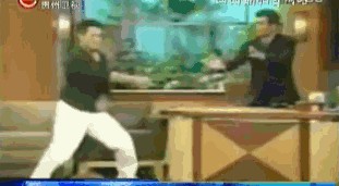 明星在国外被侮辱怎么办，成龙飞身一脚踹主持人脑门