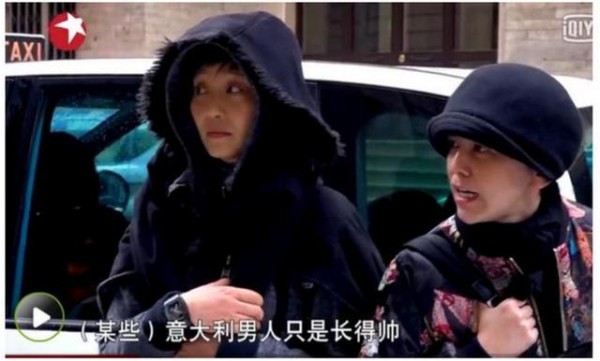 明星在国外被侮辱怎么办，成龙飞身一脚踹主持人脑门