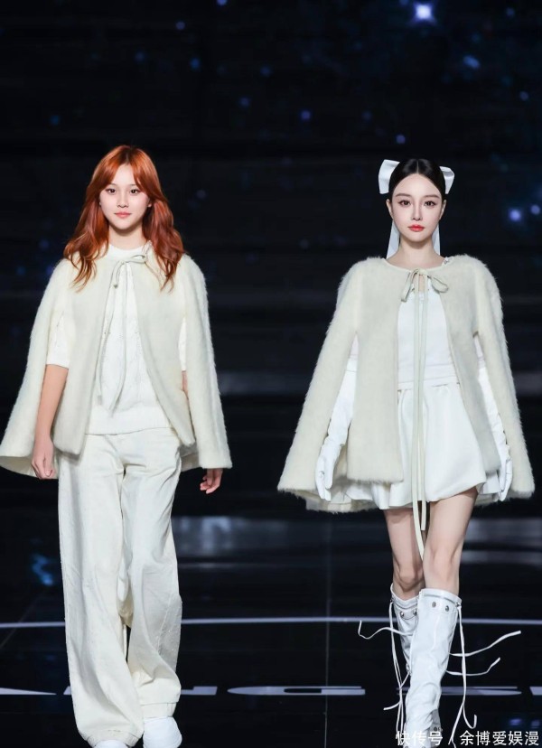 李小璐走秀被人当众亲嘴，娇羞脸红似少女，女儿甜馨在旁目瞪口呆