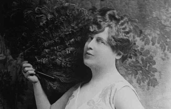 梅姨新片跑调开唱，与休·格兰特搭档出演夫妻