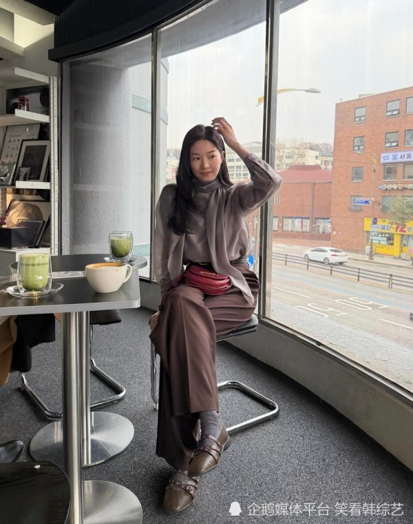 秋冬穿搭新思路！Junjin妻子刘亦书棕系套装封神，干练优雅还不挑人
