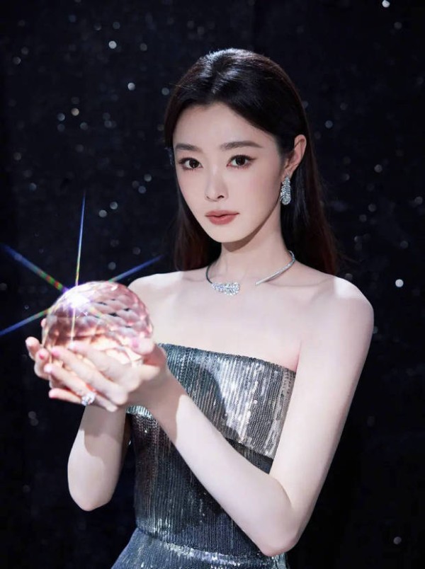 宋轶手持水晶球，光影折射间氛围梦幻。