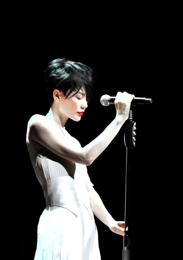 王菲济南演唱会刚唱到一半，突然停下...@小飞鱼的动态