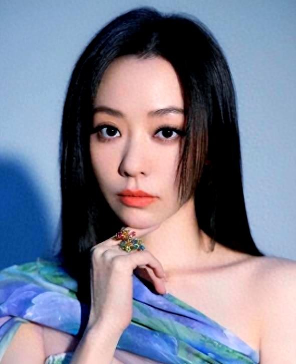 张靓颖的音乐旅程：从地下驻唱到国际巨星的挑战之路