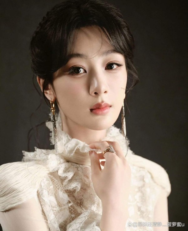 北京姑娘杨紫：京圈奋斗的闪耀之星，实属不易