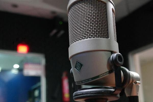 哪些嗓音比较迷人，圆润明亮、磁性低沉、欢快活泼的声音更受欢迎