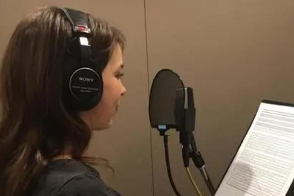 哪些嗓音比较迷人，圆润明亮、磁性低沉、欢快活泼的声音更受欢迎