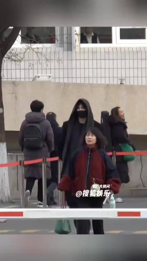 刘宇宁春晚首次联排下班 热情和“摩饭”们打招呼