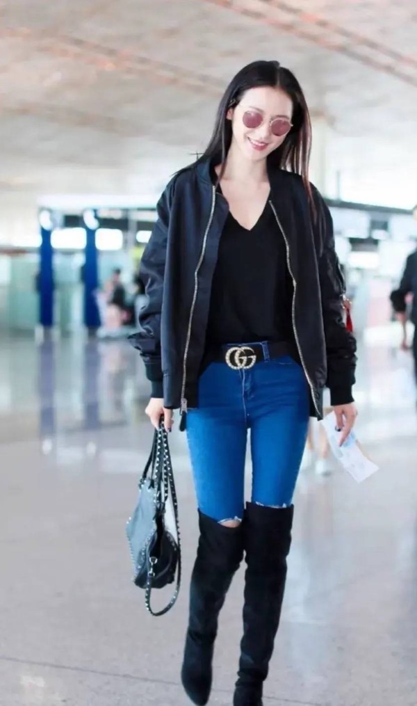 女星机场穿“破洞裤”露太多，粉丝：偶像行为要注意分寸