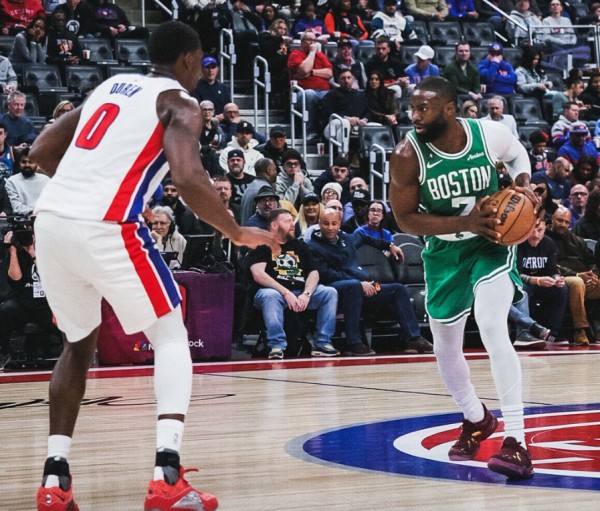 关键两罚不中+绝平打铁！布朗32+11显遗憾 生涯首次全明星先发未加成