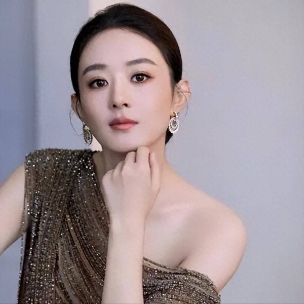 尽显心酸！过气男顶流陪老板去酒局，倒酒、递纸巾、赔笑，像商品