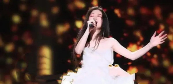 单依纯：用歌声连接世界的音乐新星