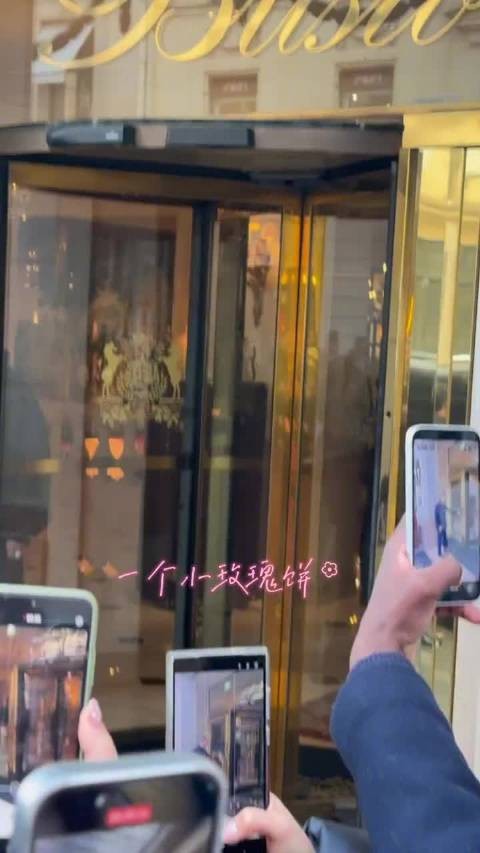 王鹤棣巴黎时装周上班 是新发色 棣棣帅的太权威啦