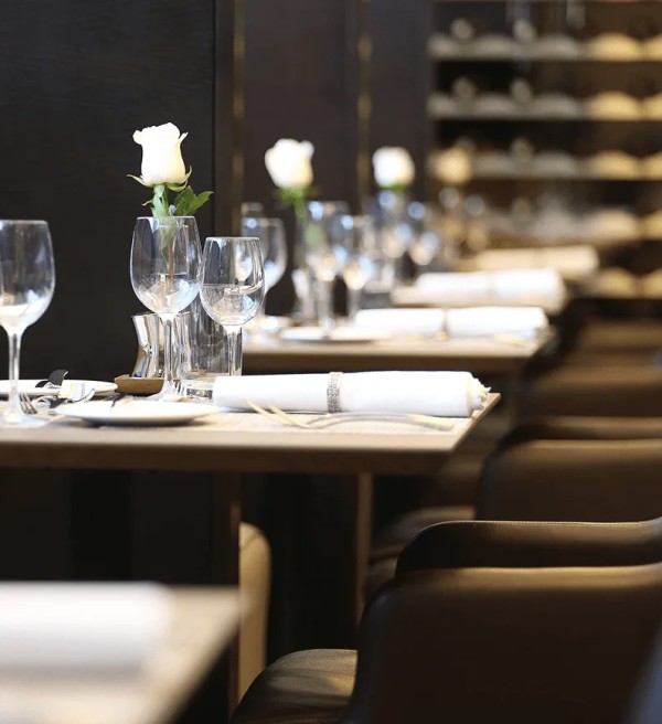 位于华盛顿特区杜勒斯国际机场的英国航空贵宾室餐具陈设装饰图像。