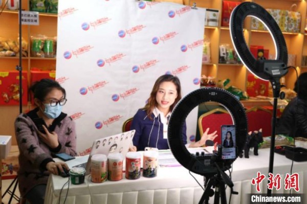 图为女主播现场推介产品 林浩 摄
